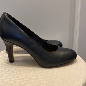 CLARKS NAVY LEATHER PUMPS ROUND TOE 9M